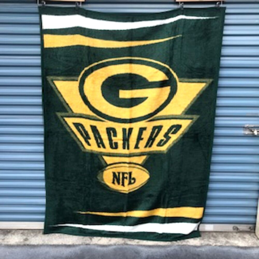 Green Bay Packers Size: 60'' x 80'' Cozy Plush Throw Blanket . New in Packaging